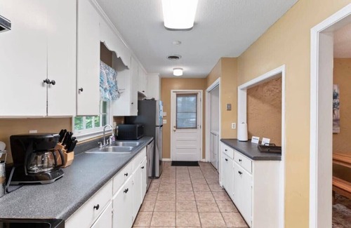 Gunter Afs House | Firepit & Patio- Mins to Dining- The Vaughnique