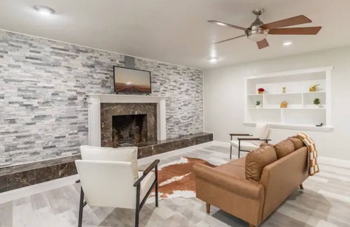 DeLand House | Firepit + Pool Table + Grill + 8mi to Blue Springs