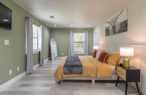 DeLand House | Firepit + Pool Table + Grill + 8mi to Blue Springs