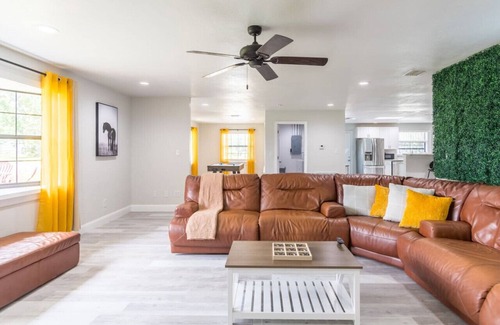 DeLand House | Firepit + Pool Table + Grill + 8mi to Blue Springs