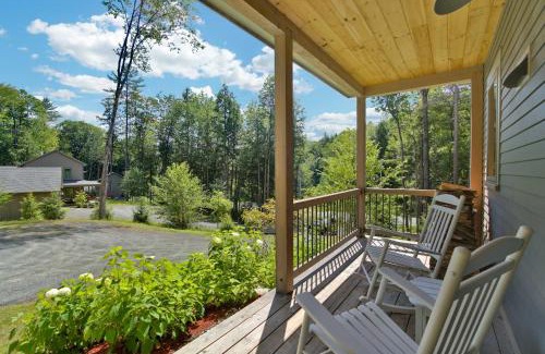 West Hartford House | Fireplace Woods Club Access - Modern Quechee