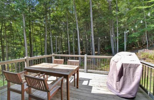 West Hartford House | Fireplace Woods Club Access - Modern Quechee