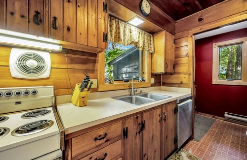 Lake Harmony Estates House | Fireside Cabin for Couples and Small Families. Hot Tub, Stone Fireplace, Slopes
