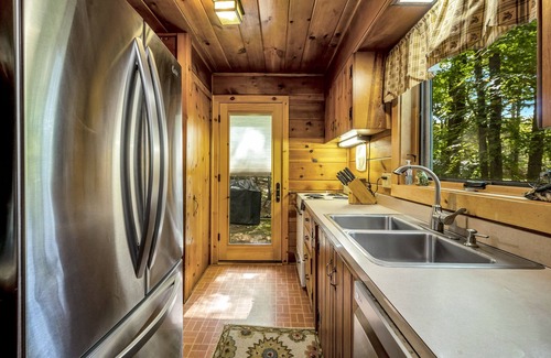 Lake Harmony Estates House | Fireside Cabin for Couples and Small Families. Hot Tub, Stone Fireplace, Slopes