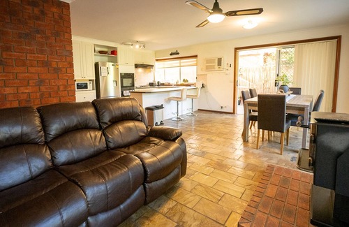 Hoppers Crossing House | Fireside Comfort, King Bed, Nursery, 3 fenced gardens. Hoppers Haven