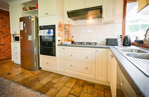 Hoppers Crossing House | Fireside Comfort, King Bed, Nursery, 3 fenced gardens. Hoppers Haven