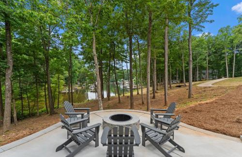 Mooresville House | Fireside Fun by AvantStay Sleeps 18 Waterfront Pool