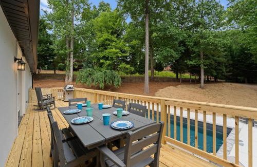 Mooresville House | Fireside Fun by AvantStay Sleeps 18 Waterfront Pool
