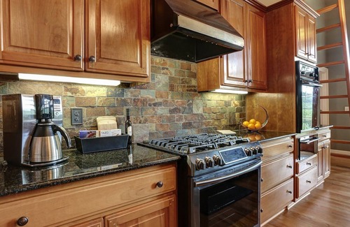Big Canoe House | Fireside Sips, Soothing Hot Tub Soaks, Hiking Trails, Lakeside Dining & Scenic Golf - Field of Stars