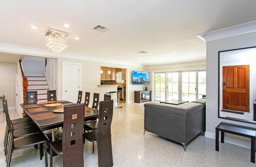 Downtown Hollywood House | First-Class 5BR Villa in Hollywood Lakes