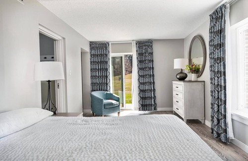 North East House | First Floor Bay View Deluxe Suite