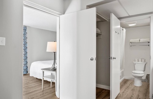 North East House | First Floor Bay View Deluxe Suite
