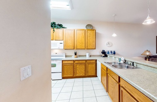 Bahama Bay House | First-floor condo w/restaurant, near theme parks, basketball court, pools