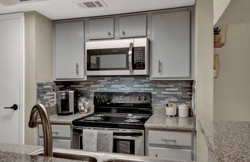 Galveston Condo | First Floor Condo | Walk 2 Beach | King Bed