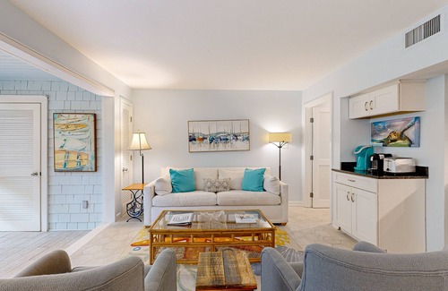 West Beach Village Villa | First floor ocean area condo with sunroom/Free WiFi - close to the beach/park