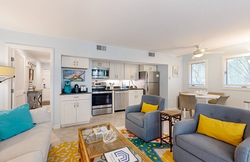 West Beach Village Villa | First floor ocean area condo with sunroom/Free WiFi - close to the beach/park