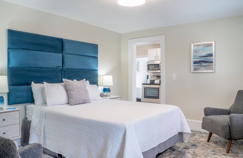 Hampton Hotel | First Floor Poolside Family Suite!