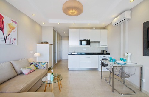 Carihuela Apartment | First line of beach. Santa Clara Castle. Reformed. Wifi. Smart TV.