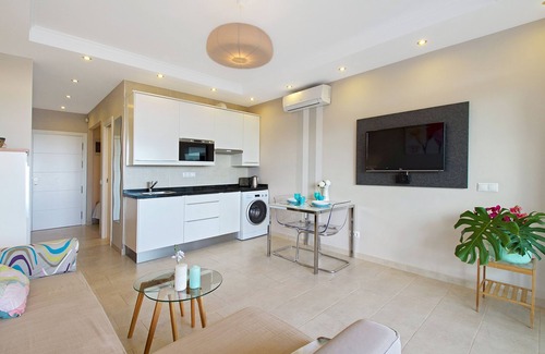 Carihuela Apartment | First line of beach. Santa Clara Castle. Reformed. Wifi. Smart TV.