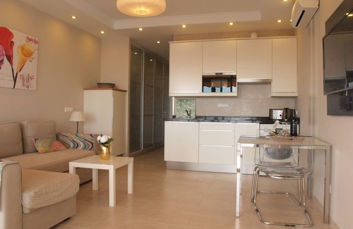 Carihuela Apartment | First line of beach. Santa Clara Castle. Reformed. Wifi. Smart TV.