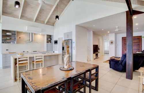 Mission Beach House | Fish on a Fence - Absolute Beachfront