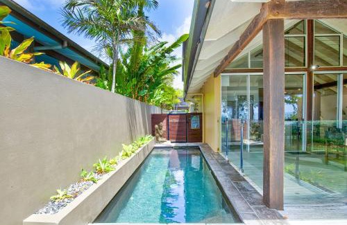 Mission Beach House | Fish on a Fence - Absolute Beachfront
