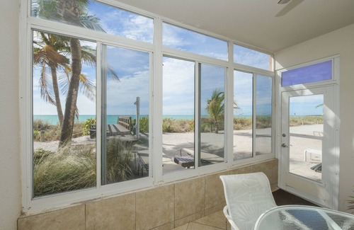 Siesta Key Condo | Fisherman's Cove A114 - The Havana- Gulf Beach front steps from Lania