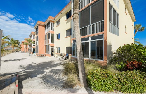 Siesta Key Condo | Fisherman's Cove A114 - The Havana- Gulf Beach front steps from Lania