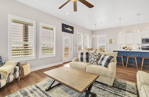 Galveston House | Fisherman's Delight - Anglers will love this bayside beauty w/boat slip/lift