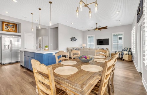 Galveston House | Fisherman's Delight - Anglers will love this bayside beauty w/boat slip/lift