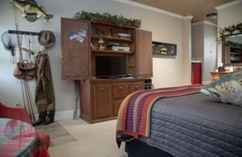 South Fork Bed & Breakfast | Fisherman's Folly GUESTROOM at Arbor House Inn Inn Bed & Breakfast