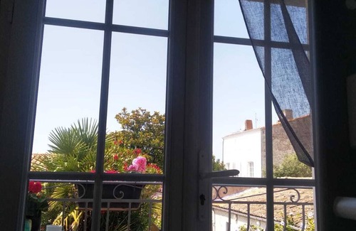 Saint-Martin-de-Re House | Fisherman's house/courtyard and garage/pedestrian alley in historic St Martin