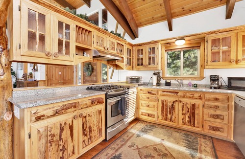 Boulder Bay Cabin | Fisherman's Paradise Lakefront - Hot Tub- Games