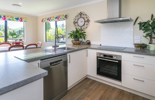 Coromandel House | Fishermans Delight - Modern Comfort & Style – Walk to Town, Cafés & the Pub