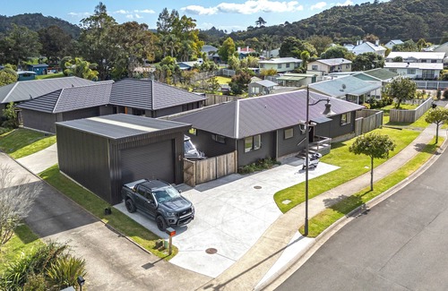 Coromandel House | Fishermans Delight - Modern Comfort & Style – Walk to Town, Cafés & the Pub