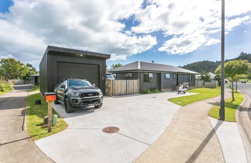 Coromandel House | Fishermans Delight - Modern Comfort & Style – Walk to Town, Cafés & the Pub