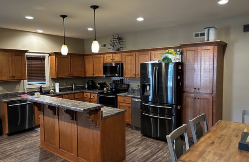 Guntersville House | FISHERMAN’S PARADISE - indoor heated & cool parking for trucks and boatsnnn