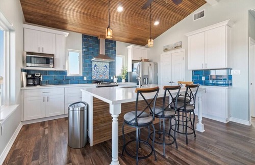 Cedar Lane House | Fishing Pier & Minutes to the Beach!