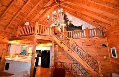 Blue Ridge Cabin | Fishtrap Overlook on the Toccoa River - Luxury Cabin w/Views Deck WiFi Hot Tub!