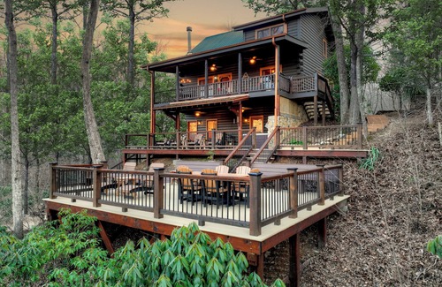 Blue Ridge Cabin | Fishtrap Overlook on the Toccoa River - Luxury Cabin w/Views Deck WiFi Hot Tub!