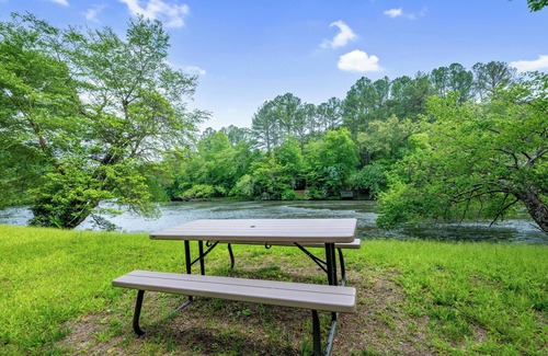 Blue Ridge Cabin | Fishtrap Overlook on the Toccoa River - Luxury Cabin w/Views Deck WiFi Hot Tub!