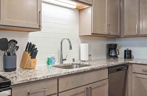 Madison Apartment | Fitness Room. Pool. Univ Research Park. Parking