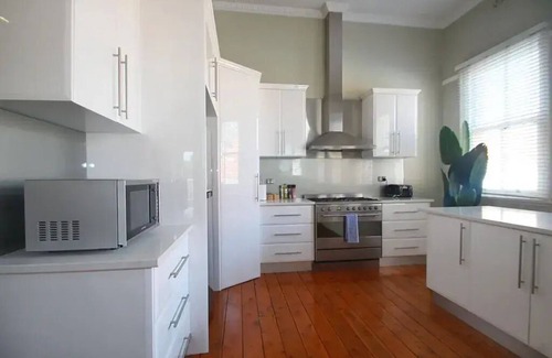 Wagga Wagga House | Fitzmaurice St · Waterviews | Hidden Gem in CBD - Sleeps 10