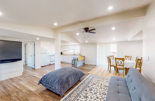 Keene House | Five-Acreage Retreat - Mountain Views & Fireplace