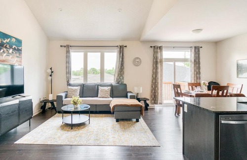 Wasaga Beach House | Five Bedroom Deluxe House close to Wasaga Beach