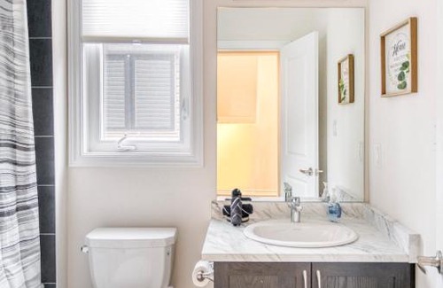 Wasaga Beach House | Five Bedroom Deluxe House close to Wasaga Beach