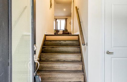 Wasaga Beach House | Five Bedroom Deluxe House close to Wasaga Beach