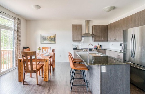 Wasaga Beach House | Five Bedroom Deluxe House close to Wasaga Beach