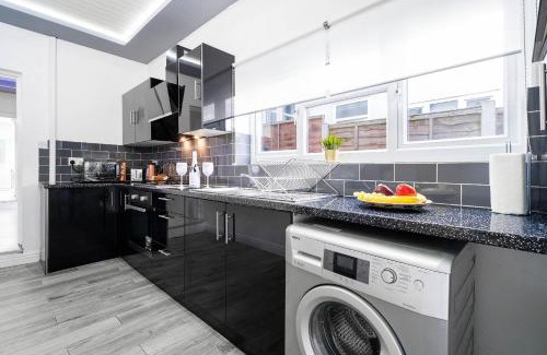 Stirchley House | Five Bedroom Townhouse - Near City Centre - Edgbaston - On Street Parking - Wifi - Netflix - 974P