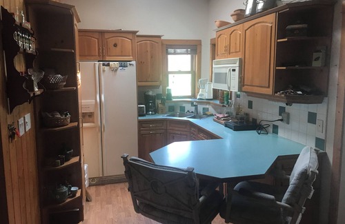East Kootenay House | Five minutes to the hot springs, and walk to the club house and driving range.